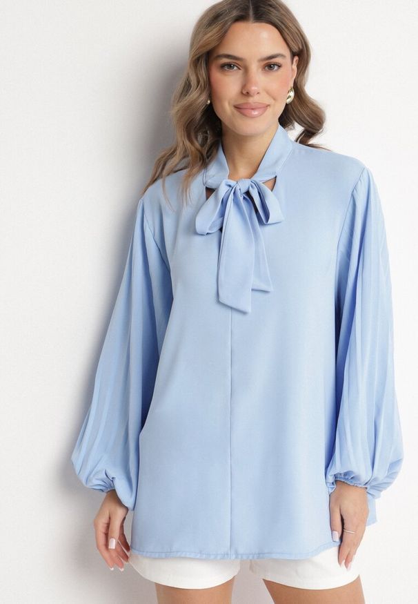 Born2be - Jasnoniebieska Bluzka z Plisowanymi Rękawami i Wiązaniem pod Szyją Jenindria. Okazja: na co dzień. Kolor: niebieski. Materiał: jeans. Styl: casual