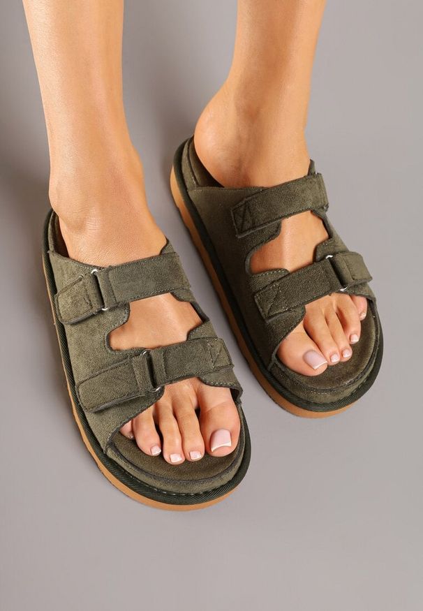 Born2be - Ciemnozielone Klapki na Grubej Podeszwie z Dwoma Paskami Falgis. Kolor: zielony. Materiał: jeans. Sezon: lato. Obcas: na obcasie. Wysokość obcasa: niski