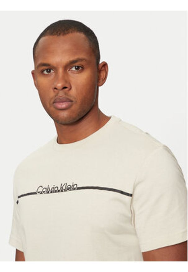 Calvin Klein T-Shirt K10K113802 Beżowy Regular Fit. Kolor: beżowy. Materiał: bawełna