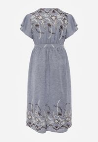 Born2be - Niebieska Kopertowa Sukienka z Wiskozy Zdobiona Haftem i Wiązanym Paskiem Tasenea. Okazja: na co dzień. Kolekcja: plus size. Kolor: niebieski. Materiał: wiskoza. Wzór: aplikacja, haft. Sezon: lato. Typ sukienki: kopertowe. Styl: elegancki, casual, boho #4