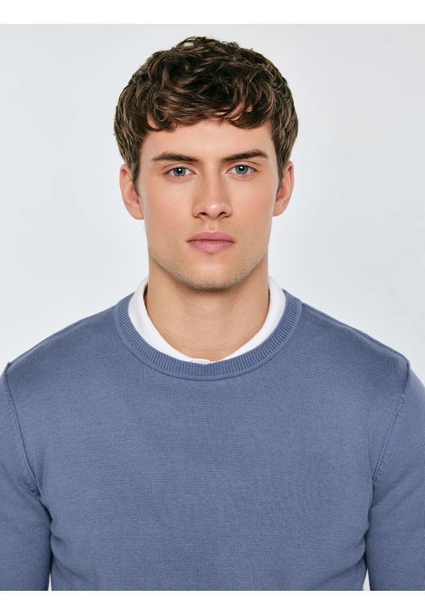 Big-Star - Sweter męski bawełniany niebieski Simoner 402. Okazja: na co dzień, do pracy. Kolor: niebieski. Materiał: bawełna. Długość rękawa: długi rękaw. Długość: długie. Wzór: gładki, aplikacja, ze splotem. Sezon: zima, jesień. Styl: casual, elegancki, klasyczny
