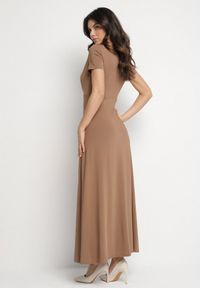 Born2be - Brązowa Sukienka z Marszczeniami Taliowana z Dodatkiem Wiskozy Arelona. Okazja: na co dzień. Typ kołnierza: dekolt w kształcie V. Kolor: brązowy. Materiał: wiskoza. Długość rękawa: krótki rękaw. Typ sukienki: proste. Styl: casual #3