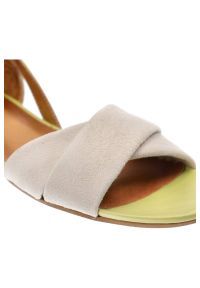 Beżowe Sandały Damskie Maciejka Eleganckie Półbuty. Okazja: na spacer. Zapięcie: pasek. Kolor: beżowy. Wzór: paski. Materiał: zamsz, skóra. Sezon: lato. Obcas: na obcasie. Styl: elegancki. Wysokość obcasa: niski #5