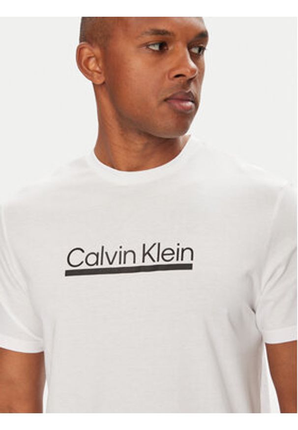 Calvin Klein T-Shirt Outline Tape Graphic LV04RC852G Biały Regular Fit. Kolor: biały. Materiał: bawełna