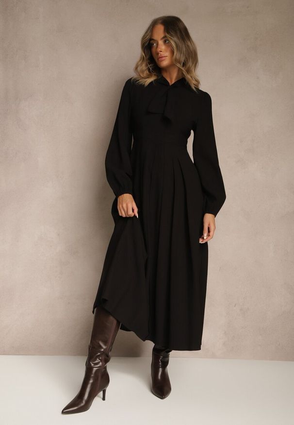 Renee - Czarna Sukienka Plisowana z Wiskozy Ozdobiona Wiązaniem Farrive. Okazja: na co dzień. Kolor: czarny. Materiał: wiskoza. Wzór: aplikacja. Styl: klasyczny, casual, elegancki