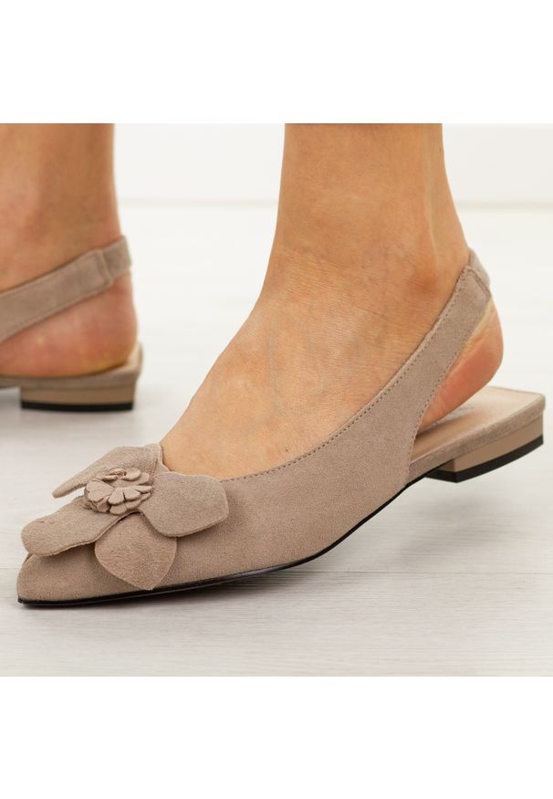 Beżowe skórzane czółenka damskie Vinceza 66951. Okazja: na co dzień. Zapięcie: pasek. Kolor: beżowy. Wzór: kwiaty, aplikacja. Materiał: skóra, zamsz. Sezon: wiosna, lato, jesień. Obcas: na obcasie. Styl: casual, klasyczny, elegancki. Wysokość obcasa: niski