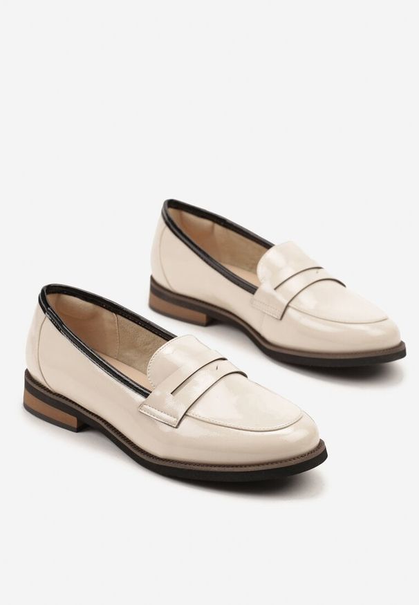 Renee - Beżowe Skórzane Mokasyny Lakierowane z Tłoczeniem Meradira. Okazja: na co dzień. Kolor: beżowy. Materiał: lakier, skóra. Styl: casual, elegancki