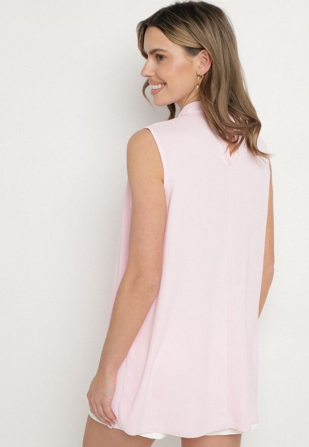 Born2be - Różowa Asymetryczna Bluzka z Dłuższymi Bokami Fadeleira. Okazja: na co dzień. Typ kołnierza: kołnierzyk stójkowy. Kolor: różowy. Materiał: jeans. Długość: długie. Styl: elegancki, casual, klasyczny