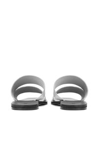 Kazar - Białe klapki damskie. Kolor: biały. Materiał: skóra. Wzór: paski. Sezon: lato #3