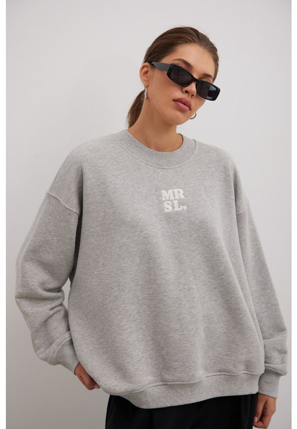 Marsala - Bluza typu oversize z HAFTEM w kolorze GREY MELANGE - GEMINI. Materiał: poliester, jeans, dzianina, bawełna, dresówka. Wzór: haft. Sezon: zima, lato, jesień, wiosna. Styl: klasyczny