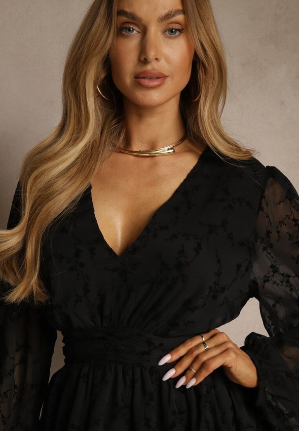 Renee - Czarna Siateczkowa Sukienka o Rozkloszowanym Kroju w Kwiaty Vidsella. Okazja: na co dzień. Typ kołnierza: dekolt w kształcie V. Kolekcja: plus size. Kolor: czarny. Materiał: poliester. Wzór: kwiaty. Typ sukienki: dla puszystych. Styl: casual