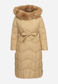 Born2be - Jasnobeżowa Zimowa Kurtka Pikowana z Kapturem z Odpinanym Futrem i Wiązanym Paskiem Kalirra. Typ kołnierza: kaptur. Kolekcja: plus size. Kolor: beżowy. Materiał: futro. Długość rękawa: długi rękaw. Długość: długie. Sezon: zima. Styl: elegancki, klasyczny