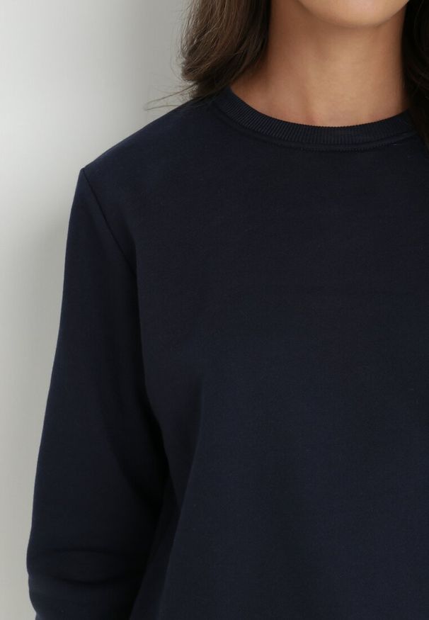 Born2be - Granatowa Bluza Sotear. Okazja: na co dzień. Kolor: niebieski. Materiał: polar, materiał, prążkowany. Długość rękawa: długi rękaw. Długość: długie. Wzór: gładki, jednolity. Styl: casual, klasyczny