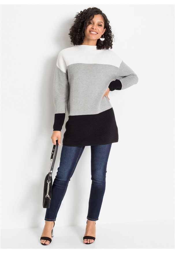 bonprix - Długi sweter w paski. Typ kołnierza: kołnierzyk stójkowy. Kolor: biały. Materiał: dzianina. Długość: długie. Wzór: paski. Styl: elegancki