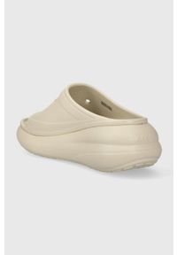 Crocs klapki Classic Crush Slide damskie kolor beżowy na platformie 208731. Kolor: beżowy. Materiał: materiał. Obcas: na platformie #5