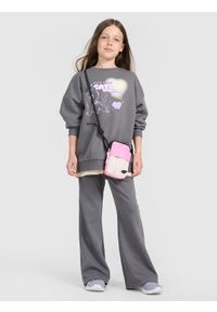 4f - 4F Bluza dresowa oversize nierozpinana bez kaptura dziewczęca - szara 128 (7-8 lat). Okazja: na co dzień. Typ kołnierza: bez kaptura. Kolor: szary. Materiał: dresówka. Wzór: gładki, ze splotem. Sezon: lato. Styl: klasyczny, elegancki, sportowy, casual