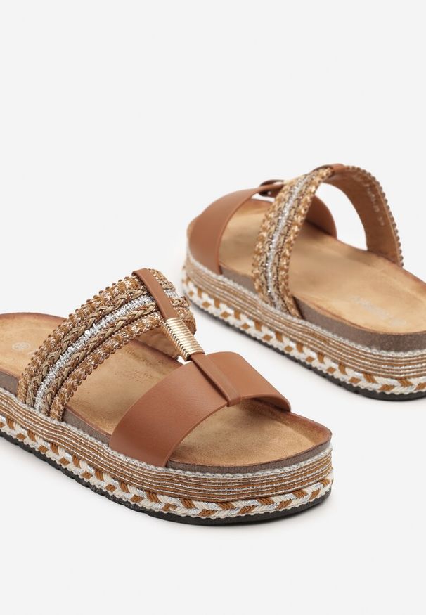Born2be - Brązowe Klapki w Stylu Boho Zdobione Plecionką i Metaliczną Nicią Vileldi. Okazja: na spacer. Kolor: brązowy. Materiał: len. Wzór: aplikacja. Obcas: na obcasie. Styl: boho. Wysokość obcasa: niski