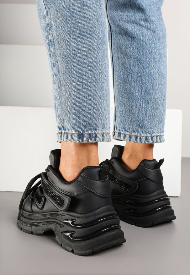 Renee - Czarne Sneakersy na Platformie z Grubymi Sznurówkami Kilanne. Okazja: na co dzień. Kolor: czarny. Materiał: jeans, skóra. Obcas: na platformie