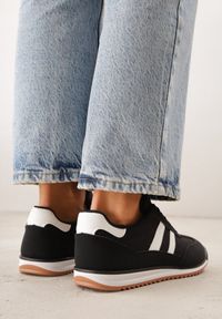 Born2be - Czarne Sneakersy z Geometrycznym Motywem Jannata. Okazja: na co dzień. Kolor: czarny. Materiał: jeans, dresówka. Wzór: geometria #2