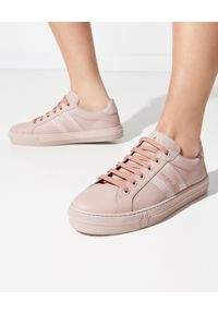 MONCLER - Różowe tenisówki Ariel. Nosek buta: okrągły. Zapięcie: pasek. Kolor: różowy, wielokolorowy, fioletowy. Materiał: guma. Wzór: gładki, paski, nadruk #1