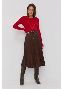 Guess Sweter damski kolor czerwony. Kolor: czerwony. Materiał: materiał, wiskoza, dzianina. Długość rękawa: długi rękaw. Długość: długie. Wzór: aplikacja #4