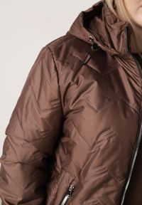 Born2be - Brązowa Przejściowa Pikowana Kurtka z Odpinanym Kapturem Nevistta. Okazja: na spacer, na co dzień, do pracy. Kolekcja: plus size. Kolor: brązowy. Materiał: poliester, jeans. Styl: casual, elegancki #7