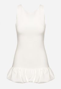 Born2be - Biały Taliowany Kombinezon Ozdobiony Falbanką Semiriela. Okazja: na co dzień. Kolor: biały. Wzór: aplikacja. Styl: casual, klasyczny #2