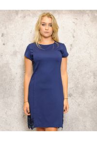CRISTINAEFFE MILANO - Granatowa sukienka mini z koronką. Okazja: na co dzień. Kolor: niebieski. Materiał: koronka. Wzór: koronka. Typ sukienki: proste. Styl: casual. Długość: mini