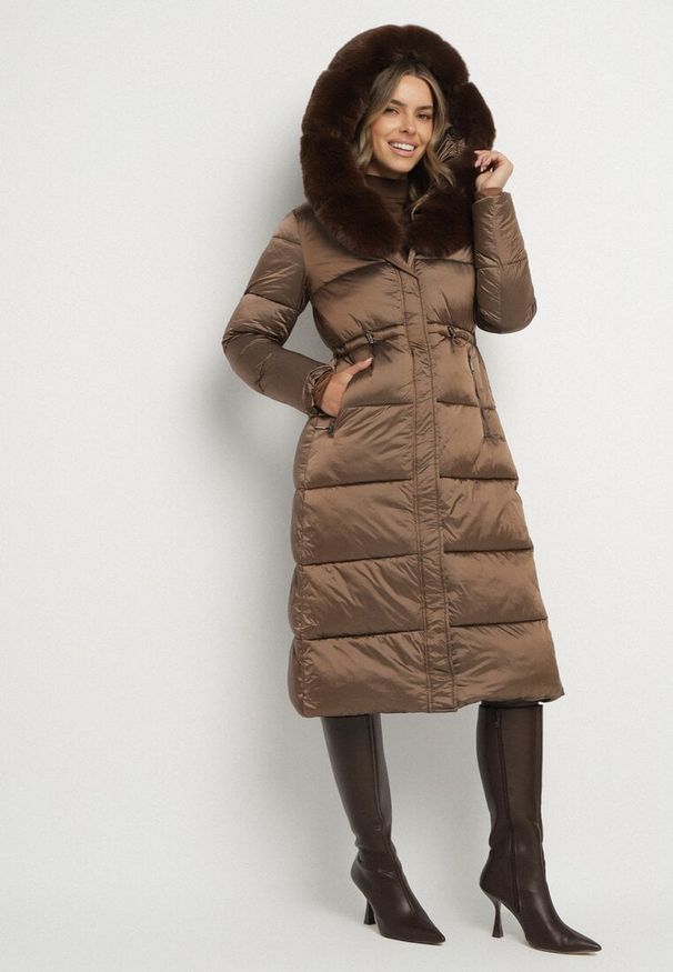 Born2be - Brązowa Długa Kurtka Puchowa z Pikowanymi Przeszyciami i Kapturem z Futrem Zevea. Okazja: na spacer, na co dzień. Kolor: brązowy. Materiał: futro, puch. Długość: długie. Styl: casual, elegancki