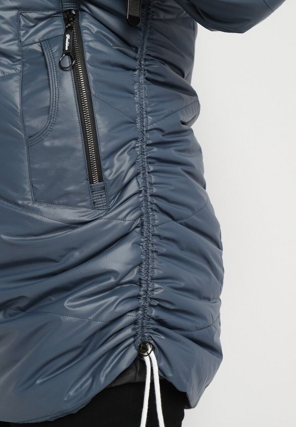 Born2be - Niebieska Długa Pikowana Kurtka z Kołnierzem Ozdobiona Sznurkami Rotira. Okazja: na co dzień. Kolekcja: plus size. Kolor: niebieski. Materiał: jeans. Długość: długie. Wzór: aplikacja. Styl: elegancki, casual