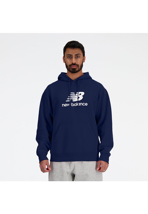 Bluza męska New Balance MT41501NNY – granatowa. Kolor: niebieski. Materiał: bawełna, poliester, tkanina, dresówka. Wzór: aplikacja