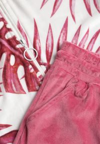 Renee - Różowy Welurowy Komplet Dresowy z Wzorzystą Bluzą z Kapturem i Joggerami Rouviana. Kolor: różowy. Materiał: welur, dresówka #8