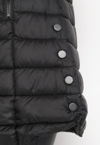 Born2be - Czarna Kamizelka Pikowana ze Sztucznym Futerkiem i Kapturem Semille. Kolor: czarny. Materiał: futro #4