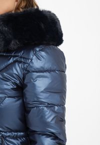 Born2be - Granatowa Pikowana Kurtka z Kapturem i Futerkiem Sahria. Okazja: na co dzień. Typ kołnierza: kaptur. Kolor: niebieski. Materiał: futro. Sezon: zima. Styl: klasyczny, casual, elegancki #4