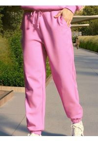Sinsay - Spodnie jogger - różowy. Kolor: różowy