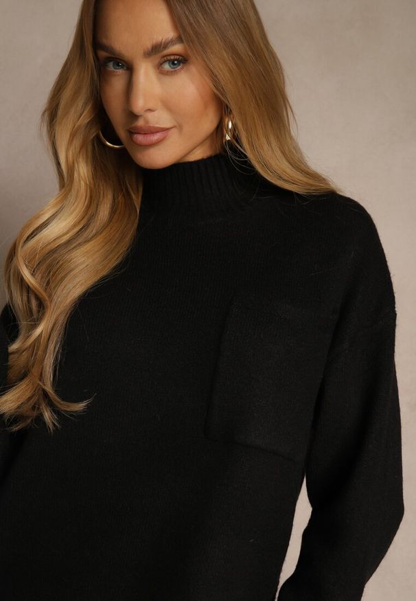 Renee - Czarna Sukienka z Półgolfem z Dzianiny z Wiskozą i Dodatkiem Wełny Nessla. Okazja: na co dzień. Kolor: czarny. Materiał: dzianina, wełna, wiskoza. Styl: casual, elegancki