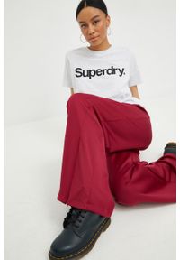 Superdry t-shirt damski kolor szary. Okazja: na co dzień. Kolor: szary. Materiał: dzianina. Długość rękawa: krótki rękaw. Długość: krótkie. Styl: casual