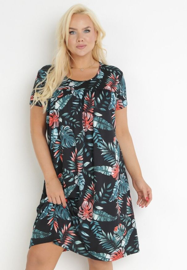 Born2be - Czarna Trapezowa Sukienka Midi z Krótkimi Rękawami w Kwiaty Alyana. Kolor: czarny. Długość rękawa: krótki rękaw. Wzór: kwiaty. Typ sukienki: trapezowe. Długość: midi