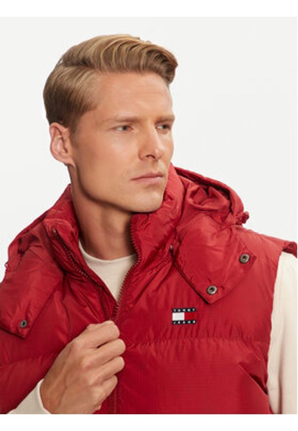 Tommy Jeans Bezrękawnik Alaska DM0DM19538 Czerwony Regular Fit. Kolor: czerwony. Materiał: syntetyk. Długość rękawa: bez rękawów