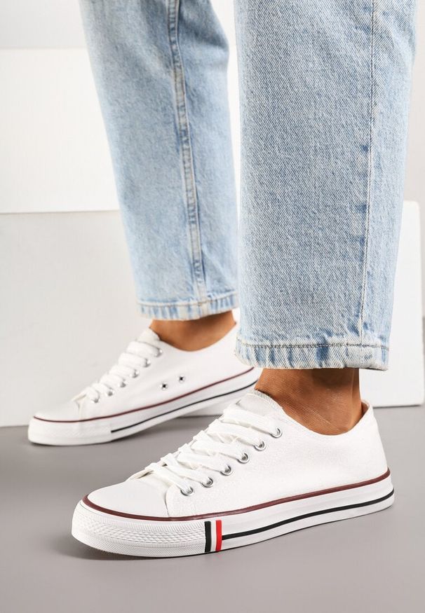 Born2be - Biało-Czerwone Trampki z Niską Cholewką Lileva. Okazja: na co dzień. Wysokość cholewki: przed kostkę. Kolor: biały. Materiał: jeans. Szerokość cholewki: normalna. Styl: casual