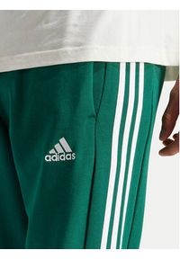 Adidas - adidas Spodnie dresowe Essentials IS1392 Zielony Regular Fit. Kolor: zielony. Materiał: bawełna