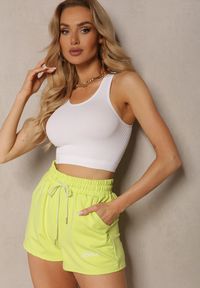 Renee - Jasnozielone Szorty High Waist z Gumką w Talii Tamina. Okazja: na co dzień. Stan: podwyższony. Kolor: zielony. Materiał: jedwab. Styl: casual