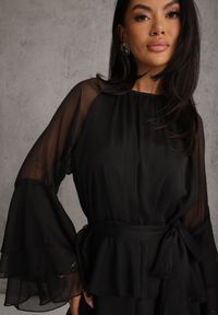 Renee - Czarna Eteryczna Sukienka z Falbanami i Wiązanym Paskiem w Talii Rivania. Kolor: czarny #5