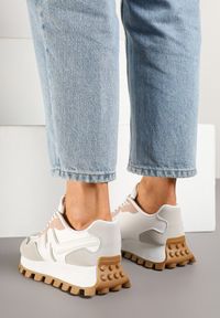 Renee - Szaro-Białe Sneakersy Ozdobione Geometrycznym Motywem Aluthia. Okazja: na co dzień. Kolor: szary. Materiał: jeans. Wzór: geometria, aplikacja #5