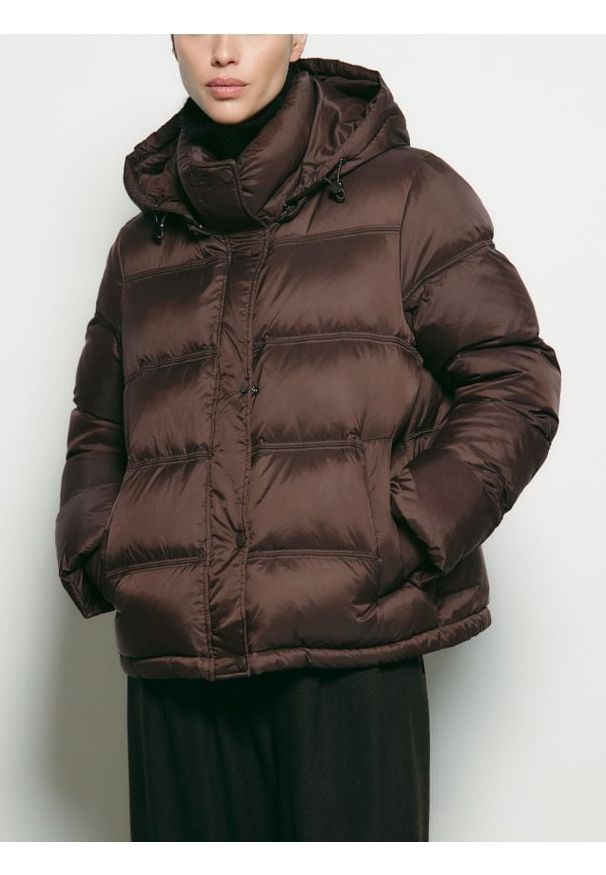 Reserved - Pikowana kurtka z puchem - brązowy. Kolor: brązowy. Materiał: puch