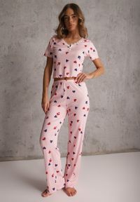 Renee - Różowy Elastyczny Komplet Piżamowy w Serduszka Spodnie i Top Isle. Kolor: różowy. Materiał: materiał #1
