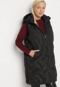 Born2be - Czarna Pikowana Kamizelka z Kapturem i Kieszeniami Esarivie. Okazja: na spacer. Typ kołnierza: kaptur. Kolekcja: plus size. Kolor: czarny. Materiał: jeans