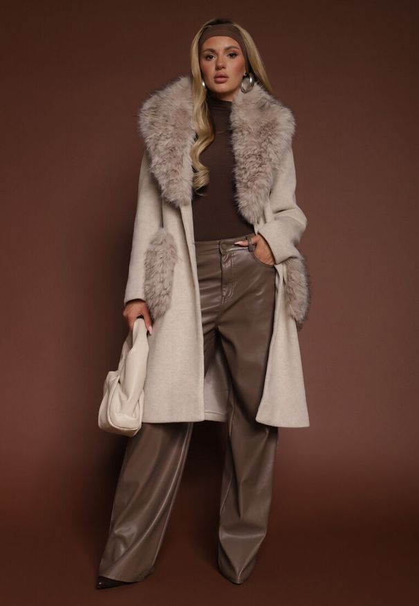 Renee - Beżowy Płaszcz z Futrzanym Kołnierzem Kieszeniami i Wiązanym Paskiem Perria. Okazja: na co dzień. Kolor: beżowy. Materiał: futro. Styl: elegancki, casual
