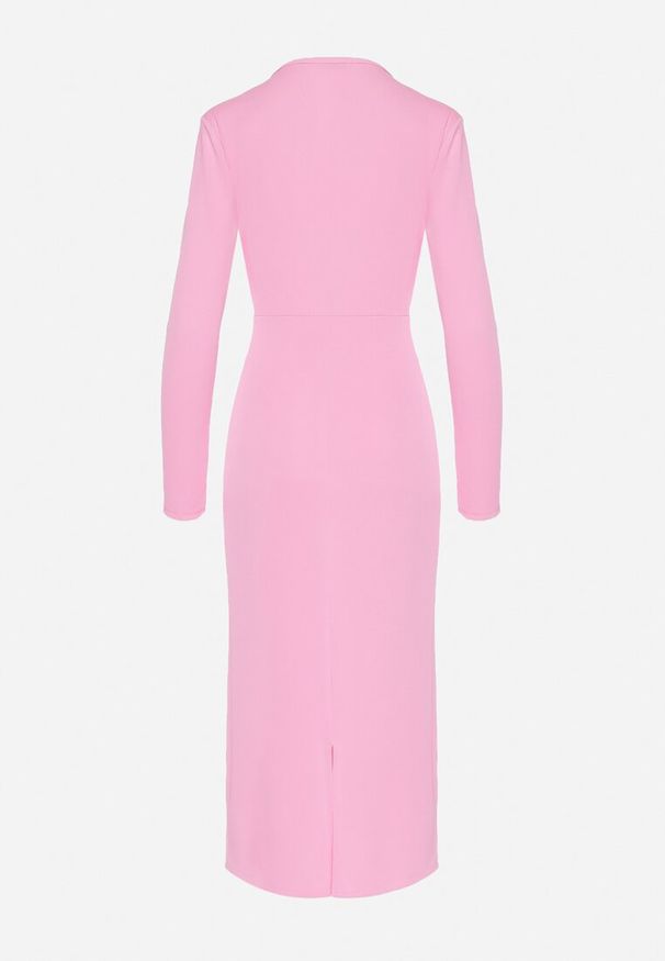 Born2be - Różowa Koktajlowa Sukienka z Kopertowym Dekoltem i Usztywnioną Linią Ramion Ulsedi. Typ kołnierza: dekolt kopertowy. Kolor: różowy. Typ sukienki: kopertowe. Styl: wizytowy