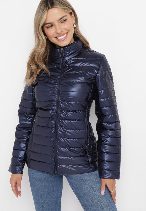 Born2be - Granatowa Kurtka Pikowana Morvea. Kolor: niebieski. Wzór: aplikacja. Styl: klasyczny